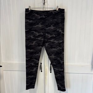 Maurice’s gray/black Camouflage Leggings/yoga pants size XL